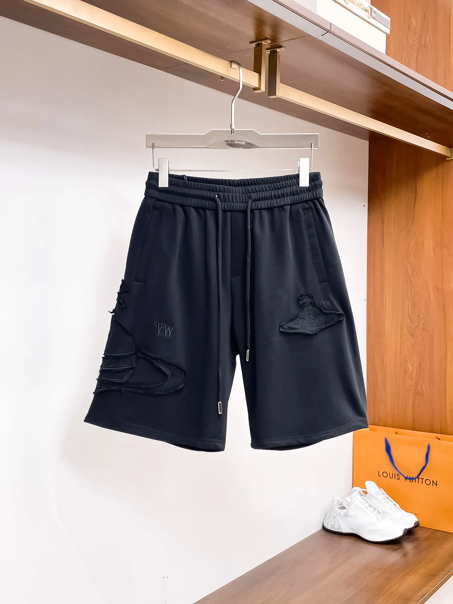 The Queen Mother's three-standard complete 2026 summer New Arrival men's casual shorts, advanced custom-made fabric Breathable fabric, Breathable elasticity and comfort, impeccable details, top-grade accessories, original logo design concept, delicate and soft feel! The upper body fit is awesome! Size: M-XXXL Please state your height and weight when ordering